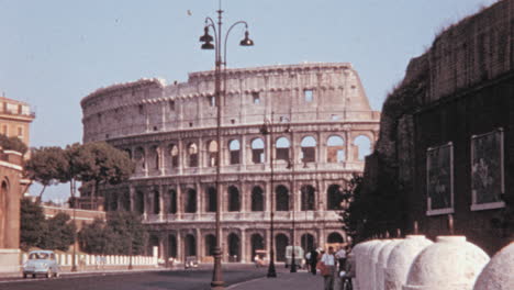 Verkehr-Und-Fußgänger-Vor-Dem-Kolosseum-In-Rom-In-Der-Dolce-Vita-Ära-Der-1960er-Jahre