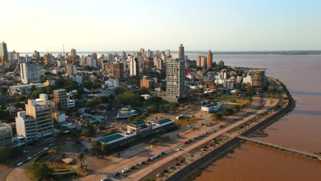 Hermosa-Vista-Panorámica-Que-Muestra-El-Encantador-Paisaje-Urbano-De-Posadas,-Argentina