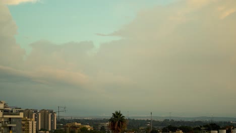 Erstaunlicher-Zeitraffer-Eines-Sonnenuntergangs-über-Der-Stadt,-Aufgenommen-Vom-Dach,-Israel-Tel-Aviv,-Naher-Osten,-Bunte-Surfwolken,-Goldene-Stunde,-Stadtbild,-Sony-4K-Video
