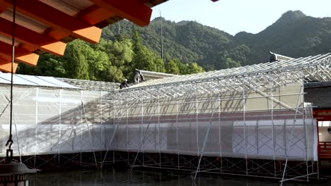 Andamios-Que-Cubren-Parte-Del-Santuario-Itsukushima-Con-Trabajadores-Vistos-En-El-Techo-Realizando-Trabajos-De-Renovación