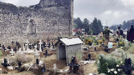 Lokale-Mexikanische-Menschen-Versammeln-Sich-Auf-Dem-Friedhof-Mit-Dekorationsblumen-Und-Essen-Zur-Feier-Des-Dia-De-Los-Muerto-In-Mexiko