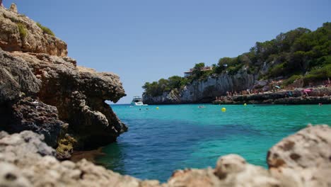 Mallorca:-Strandseitenansicht-Des-Resorts-In-Cala-Liombards-Auf-Der-Insel-Mallorca,-Spanien,-Europa-|-Frauen-Auf-Einer-Klippe