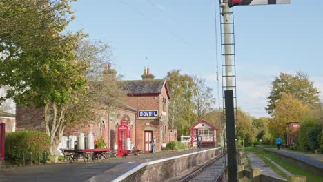 Schöne-Retro-Britische-Bahnhofsszene,-Stillgelegte-Bahnstrecke