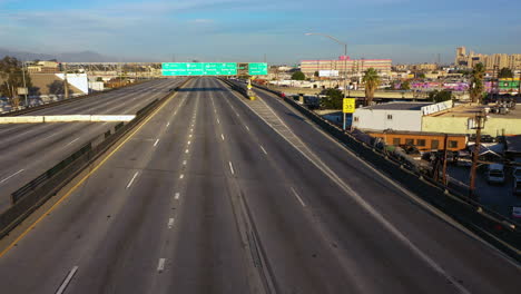 Drohnenschuss-Nähert-Sich-Einer-Person,-Die-Auf-Der-Stillgelegten-Interstate-10-In-La,-USA,-Läuft