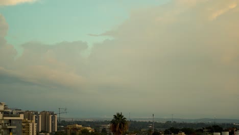 Ein-Wunderschöner-Tag-Nacht-Zeitraffer-Eines-Sonnenuntergangs-über-Der-Stadt,-Aufgenommen-Vom-Dach,-Israel-Tel-Aviv,-Naher-Osten,-Bunte-Surfwolken,-Goldene-Stunde,-Stadtbild,-Sony-4K-Video
