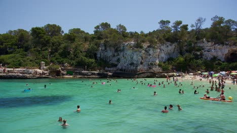 Mallorca:-Vista-Lateral-De-La-Playa-Del-Resort-En-Cala-Liombards-En-La-Isla-De-Mallorca,-España,-Europa-|-Primer-Plano-De-La-Playa-Llena-De-Gente