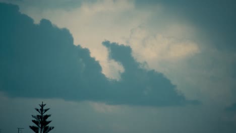 Un-Lapso-De-Tiempo-Dramático-De-Nubes-Deslizantes,-Cielo-Azul-Oscuro,-Clima-Tormentoso,-Oriente-Medio-Tel-Aviv,-Israel,-árbol-En-Movimiento,-Video-Sony-4k
