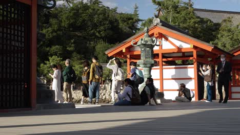 Touristen-Sahen,-Wie-Sie-Sich-Am-Späten-Nachmittag-Auf-Miyajima-Auf-Der-Unteren-Bühne-Des-Itsukushima-Schreins-Anstellten-Und-Entspannten
