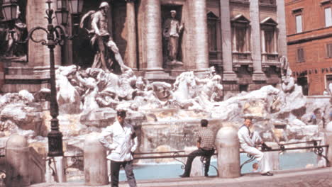 Oficial-De-Policía-Camina-En-La-Piazza-Di-Trevi-Con-Una-Fuente-Al-Fondo-En-Roma