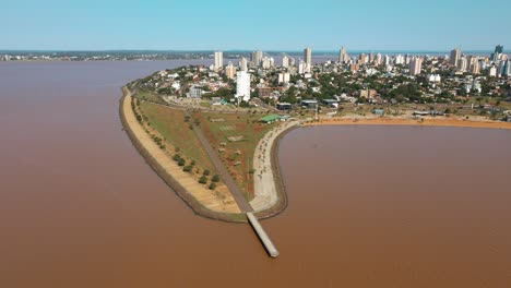 Vista-Aérea-Panorámica-De-Bahía-Do-Brete-En-Posadas,-Argentina,-Enmarcada-Por-Las-Majestuosas-Aguas-Del-Río-Paraná.