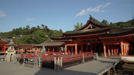 Blick-Auf-Takabutai-Und-Haraiden-Am-Itsukushima-Schrein-Mit-Blauem-Himmel-Darüber