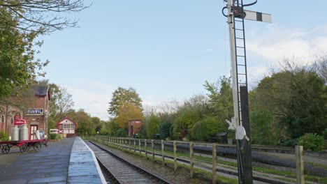 Hermosa-Línea-De-Tren-En-Desuso-De-La-Plataforma-De-La-Estación-De-Ferrocarril-Británica-Retro