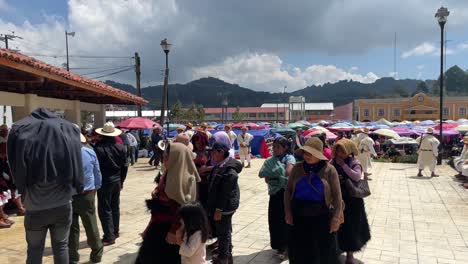 Reunión-Indígena-Local-En-La-Plaza-Principal-Para-La-Celebración-Del-Domingo-En