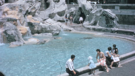 Familien-Sitzen-An-Einem-Sonnigen-Tag-Im-Rom-Der-1960er-Jahre-Am-Trevi-Brunnen