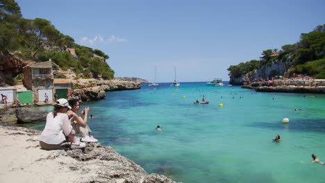 Mallorca:-Strandseitenansicht-Des-Resorts-In-Cala-Liombards-Auf-Der-Insel-Mallorca,-Spanien,-Europa-|-Influencer-Auf-Der-Klippe