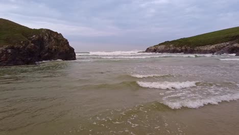 Cornwall-Polly-Witz-Meereslandschaft-Bewegt-Sich-Langsam-über-Wellen-In-Richtung-Horizont-Und-Felswand