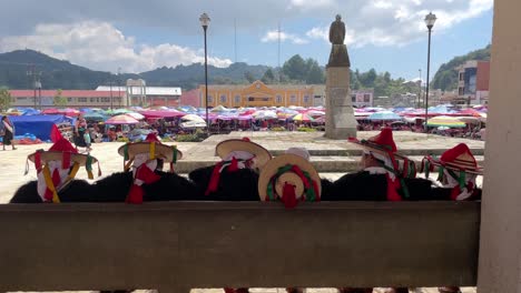 Gente-Mexicana-Vistiendo-Ropas-Tradicionales-Antes-De-La-Celebración-En-El-Pequeño-Pueblo-De-Chiapas