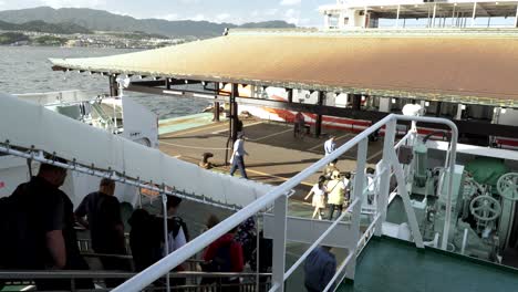 Passagiere-Und-Touristen-Steigen-Am-Fährterminal-Miyajima-Matsudai-Kisen-Von-Der-Fähre-Jr-Miyajima-Aus