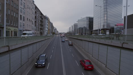 Coches-Entrando-Y-Saliendo-De-Un-Túnel-De-La-Calle-En-Viena.