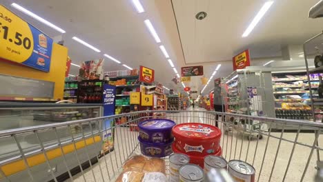 POV-Supermarkt-Einkaufswagen-Läuft-Durch-Den-Gang-Mit-Gekühlten-Lebensmitteln