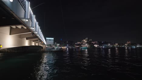 Aufschlussreiche-Schwenkaufnahme-Des-Bosporus-In-Istanbul-Bei-Nacht