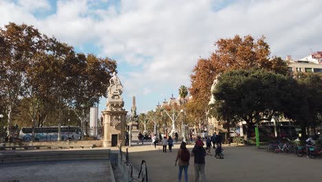 La-Gente-Camina-Alrededor-Del-Parque-De-La-Ciutadella-Barcelona-España-Hito-En-Otoño-Al-Aire-Libre-España