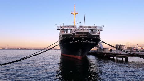 Barco-De-Pasajeros-Hikawa-Maru-Yokohama-En-El-Puerto-De-Yokohama-A-La-Luz-Del-Atardecer