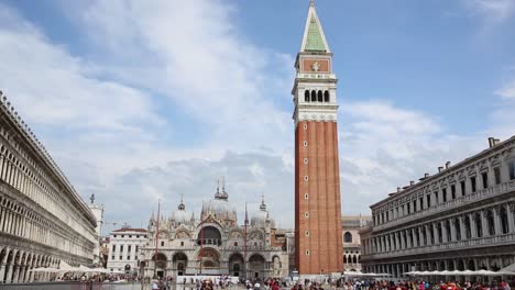 Piazza-San-Marco-Und-Basilika,-Venedig,-Italien