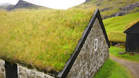 Close-up-of-traditional-turf-covered-roofs-in-Saksun-village,-Faroe-Islands