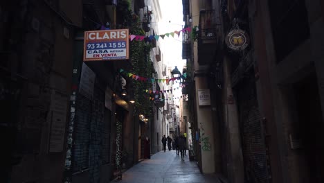 Spazieren-Sie-Durch-Die-Enge-Gasse-Des-Gotischen-Viertels-In-Barcelona,-Spanien
