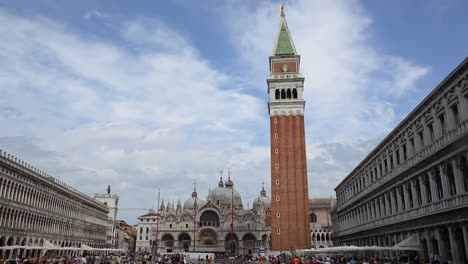 Crowded-Piazza-San-Marco-famous-landmark-in-Venice,-Italy