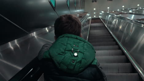 Junge-Fährt-Auf-Rolltreppe-In-Der-U-Bahn-Nach-Oben