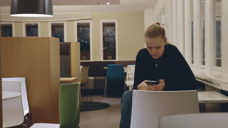 Frau-Sitzt-Allein-Im-Café-Und-Benutzt-Das-Handy