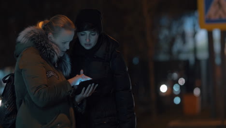 Tráfico-Nocturno-De-La-Ciudad-Y-Mujeres-Con-Almohadilla.