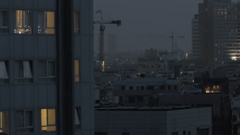 Vista-Nocturna-De-Tel-Aviv-Con-Casas-Y-Grúas,-Israel.