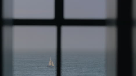 Segelboote-Und-Kutter-Im-Meerblick-Durch-Das-Fenster