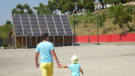 Padre-Mostrando-Hijo-Paneles-Solares