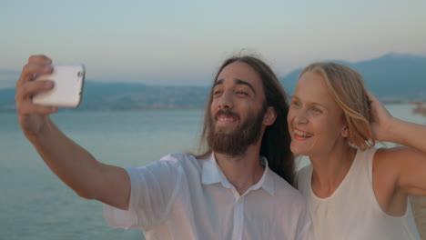 Man-and-woman-posing-for-selfie-on-the-beach
