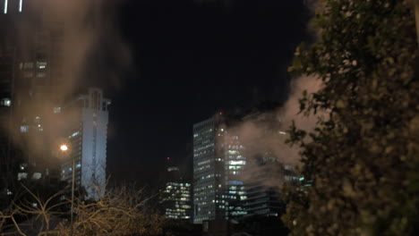 Paisaje-Urbano-Nocturno-De-Tel-Aviv-Con-Vapor-Condensado