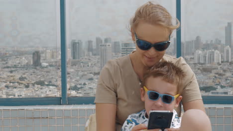 Mutter-Und-Kind-Auf-Dem-Dach-Des-Hotels-Machen-Ein-Selfie-Mit-Dem-Handy,-Tel-Aviv,-Israel