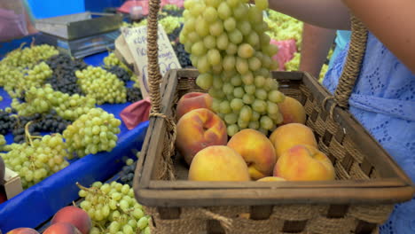 Frau-Kauft-Trauben-Und-Pfirsiche-Auf-Dem-Markt