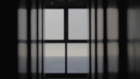 Blick-Aus-Dem-Fenster-Auf-Das-Blaue,-Endlose-Meer