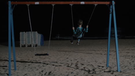 Einsames-Kind,-Das-Nachts-Am-Strand-Schaukelt