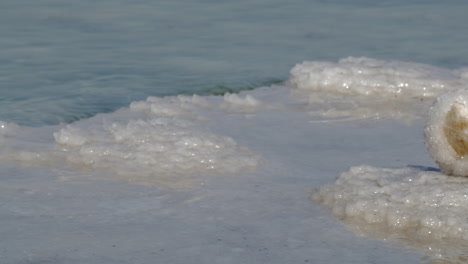 Salzformationen-Im-Klaren-Wasser-Des-Toten-Meeres