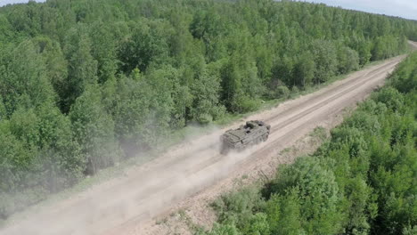 Überfliegen-Des-Militärfahrzeugs,-Das-Durch-Raues,-Bewaldetes-Land-Fährt