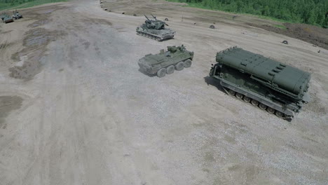 Volando-Sobre-Vehículos-Militares-En-El-Campo-De-Tiro