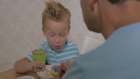 Niño-Cenando-Con-Padre-En-Casa