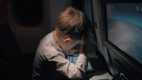 Niño-Jugando-Al-Ajedrez-Cuando-Viaja-En-Avión-Por-La-Noche