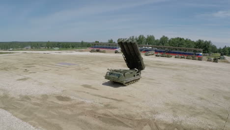 Volando-Sobre-Lanzadores-De-Misiles-Y-Tanques-En-El-Campo-De-Tiro