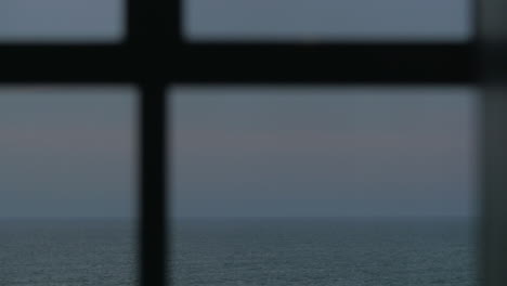 Blick-Auf-Die-Abendliche-Meereslandschaft-Durch-Das-Fenster